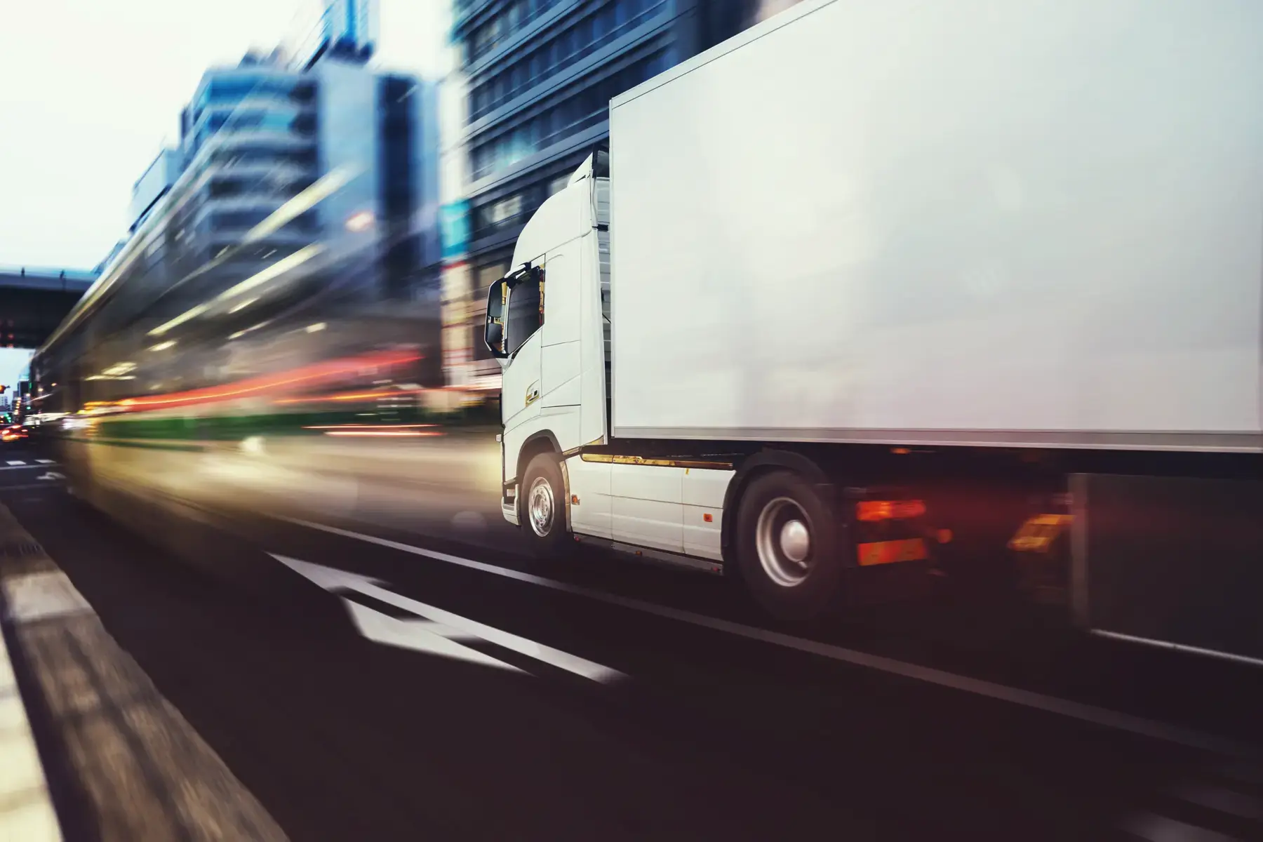 Een vrachtwagen met een opbouw van De Graaff Carrosserie op de snelweg in Nederland